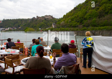 Passagiere zu sammeln auf Viking Alruna Aquavit Terrasse Aussicht auf die Burg gesäumten Rheinschlucht während einer Reise von Amsterdam. Stockfoto