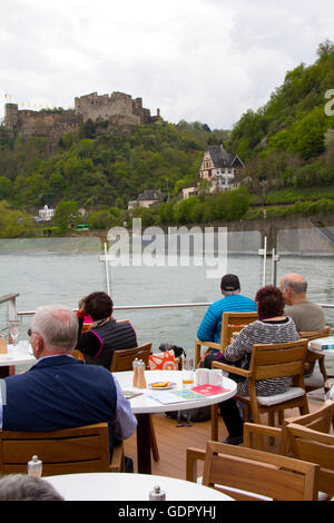 Passagiere zu sammeln auf Viking Alruna Aquavit Terrasse Aussicht auf die Burg gesäumten Rheinschlucht während einer Reise von Amsterdam. Stockfoto