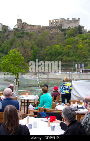 Passagiere zu sammeln auf Viking Alruna Aquavit Terrasse Aussicht auf die Burg gesäumten Rheinschlucht während einer Reise von Amsterdam. Stockfoto