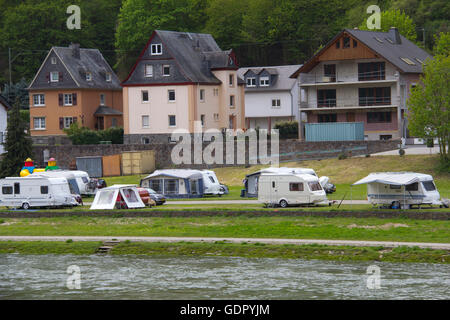 RV Camper schmiegen sich neben zum Rhein in St. Goar, Deutschland. Stockfoto