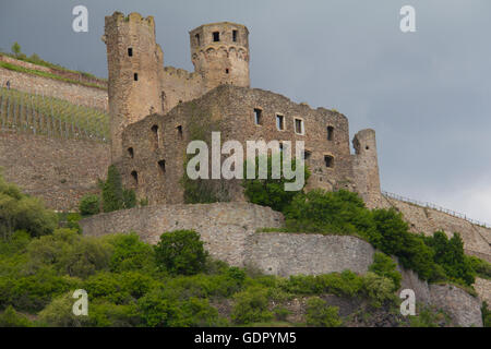 Ehrenfels Castle ist eine Burgruine oberhalb der Rheinschlucht in der Nähe der Stadt Rüdesheim, Deutschland Stockfoto