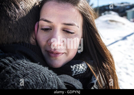 Frau im Winter in der Nähe von Mann weint und wischte sich die Tränen aus dem Gesicht Stockfoto