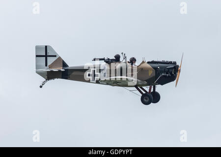 Replikat Deutsch CLI Junker Flugzeuge am Himmel in Reenactment einen ersten Weltkrieg Luftschlacht. Stockfoto