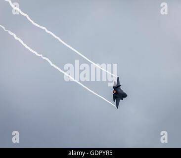 F-32 b Kampfflugzeug am Himmel mit Rauch Trails vom Ende jeder Flügel des Flugzeug und Afterburn zeigt auf die Motoren. Stockfoto