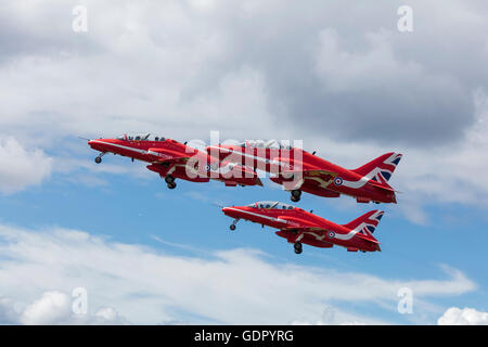 Drei RAF rote Pfeile Hawk-Jets am Himmel kurz nach dem Start Stockfoto