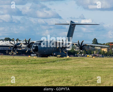 A400M Flugzeug bereitet nehmen ab Flughafen Farnborough in England. Leichte Unschärfe des Propellers, Gefühl von Bewegung zu geben Stockfoto