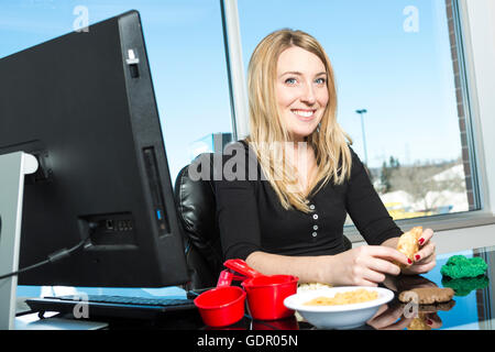 Süße junge Ernährungsberaterin in einem Büro Stockfoto