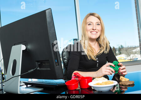 Süße junge Ernährungsberaterin in einem Büro Stockfoto