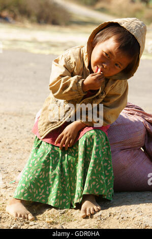 Asiatische Kinder hungrig und Essen, schmutzige Kleidung, barfuss, Armut Kind im armen Land Stockfoto