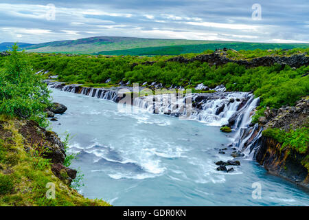 Hraunfossar oder Lava Falls ist eine schöne Wasserfälle in West Island. Stockfoto