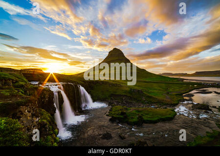 Blick auf Berg Kirkjufell und Kirkjufellfoss in Island bei Sonnenuntergang Stockfoto