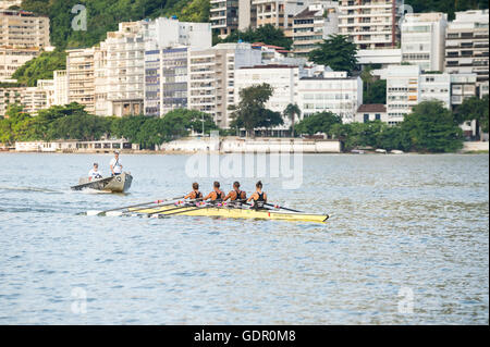 RIO DE JANEIRO - 2. April 2016: Der Ruderer Mannschaften in einem Rennen auf Lagoa Rodrigo de Freitas-Lagune, ein Veranstaltungsort für die Olympischen Spiele. Stockfoto