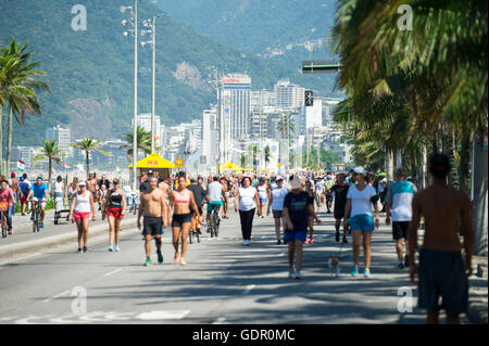 RIO DE JANEIRO - 6. März 2016: Fußgänger nutzen einen autofreien Sonntag Nachmittag auf der Strandpromenade Avenida Vieira Souto Stockfoto