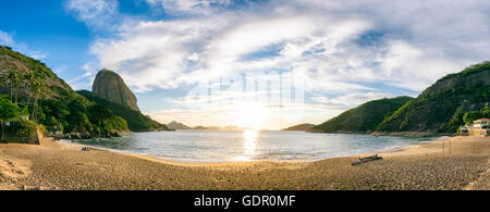 Sonnenaufgang am Morgen Panorama Blick auf Praia Vermelha Red Beach am Zuckerhut Pao de Acucar in Rio De Janeiro, Brasilien Stockfoto