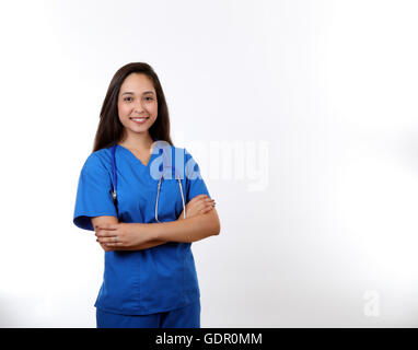 Eine junge, freundliche Krankenschwester lächelt an der Kamera. Stockfoto