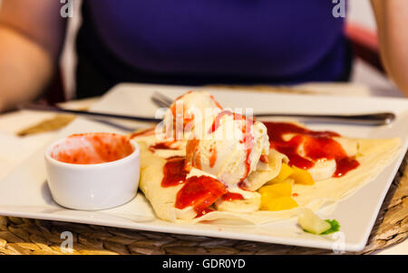 Pfannkuchen Sie mit Eis Obst und Erdbeersauce auf Restaurant teble Stockfoto