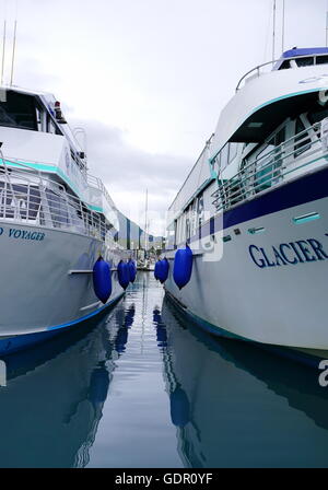 Ausflugsboote am kleinen Bootshafen, Resurrection Bay in Seward, Alaska Stockfoto