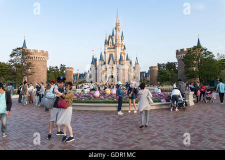 Cinderellas Schloss mit Osterdekoration im Tokyo Disney Resort in Japan Stockfoto