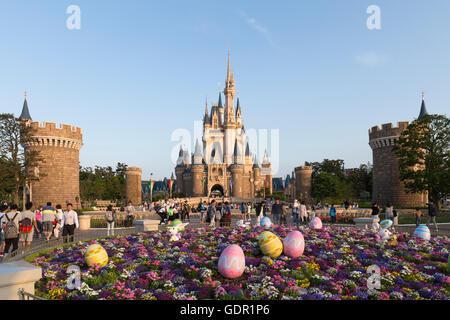 Cinderellas Schloss mit Osterdekoration im Tokyo Disney Resort in Japan Stockfoto