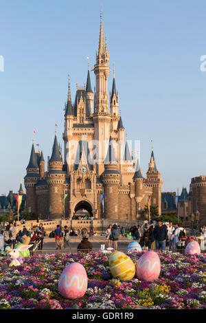 Cinderellas Schloss mit Osterdekoration im Tokyo Disney Resort in Japan Stockfoto