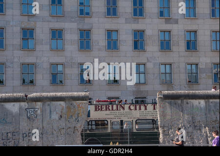 Deutschland, Berlin, 8. Juni 2016. Ein Fragment der Berliner Mauer entlang der Ausstellung Topographie des Terrors in Berlin. Stockfoto