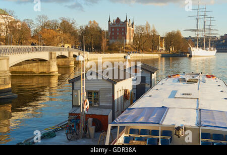 Skeppsholmsbron (Skeppsholm Brücke) mit af Chapman Segelschiff (heute Jugendherberge) aus günstig Insel Skeppsholmen Stockholm, Schweden Skandinavien Stockfoto