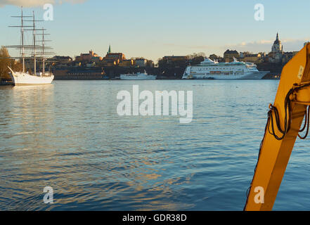 Af Chapman Segelschiff (heute Jugendherberge) aus günstig Insel Skeppsholmen und Kreuzfahrtschiffe aus günstig Södermalm, Stockholm Schweden Skandinavien Stockfoto