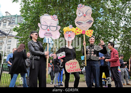 Michael Gove & Nigel Farage Marionette Plakate an die Anti Brexit Protest am 2. Juli 2016 in London, England, UK, 23. Juni 2016 KATHY DEWITT