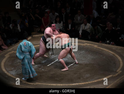 Zwei Sumo-Ringer kämpfen in der Ryogoku Kokugikan Arena, Kanto-Region, Tokyo, Japan Stockfoto