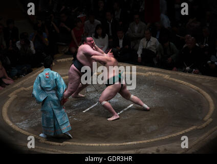 Zwei Sumo-Ringer kämpfen in der Ryogoku Kokugikan Arena, Kanto-Region, Tokyo, Japan Stockfoto