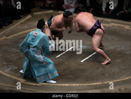 Zwei Sumo-Ringer kämpfen in der Ryogoku Kokugikan Arena, Kanto-Region, Tokyo, Japan Stockfoto