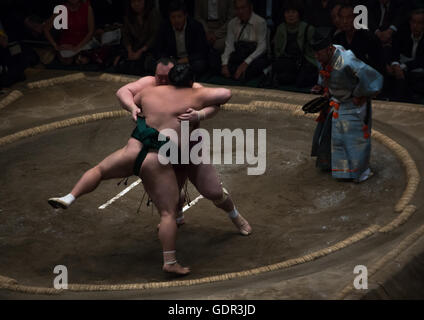 Zwei Sumo-Ringer kämpfen in der Ryogoku Kokugikan Arena, Kanto-Region, Tokyo, Japan Stockfoto