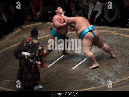 Zwei Sumo-Ringer kämpfen in der Ryogoku Kokugikan Arena, Kanto-Region, Tokyo, Japan Stockfoto