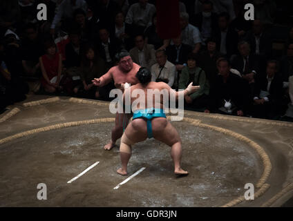 Zwei Sumo-Ringer kämpfen in der Ryogoku Kokugikan Arena, Kanto-Region, Tokyo, Japan Stockfoto