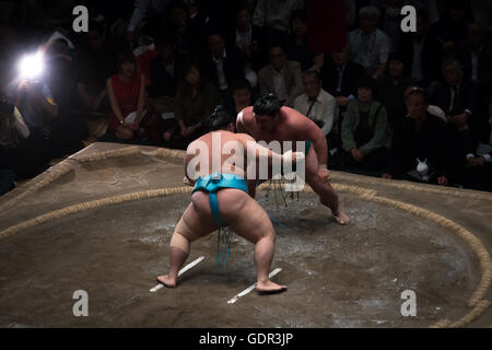 Zwei Sumo-Ringer kämpfen in der Ryogoku Kokugikan Arena, Kanto-Region, Tokyo, Japan Stockfoto