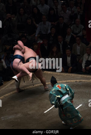 Zwei Sumo-Ringer kämpfen in der Ryogoku Kokugikan Arena, Kanto-Region, Tokyo, Japan Stockfoto