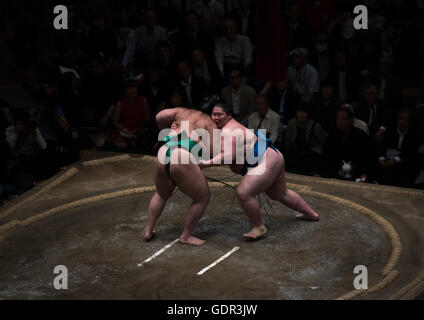 Zwei Sumo-Ringer kämpfen in der Ryogoku Kokugikan Arena, Kanto-Region, Tokyo, Japan Stockfoto