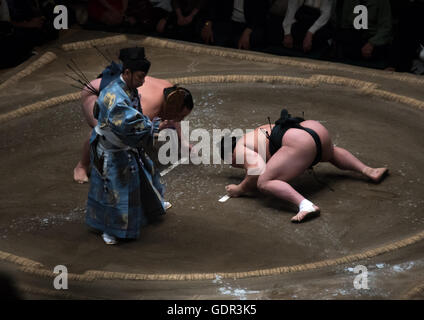 Zwei Sumo-Ringer kämpfen in der Ryogoku Kokugikan Arena, Kanto-Region, Tokyo, Japan Stockfoto