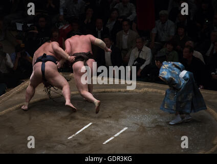 Zwei Sumo-Ringer kämpfen in der Ryogoku Kokugikan Arena, Kanto-Region, Tokyo, Japan Stockfoto