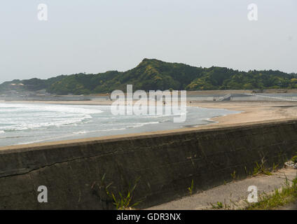 Japanische Surfer im kontaminierten Bereich nach der Daiichi Nuclear Power Plant Bestrahlung, Präfektur Fukushima, Tairatoyoma Strand, Japan Stockfoto
