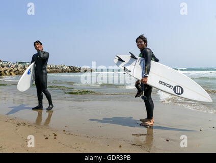 Japanische Surfer im kontaminierten Bereich nach der Daiichi Nuclear Power Plant Bestrahlung, Präfektur Fukushima, Tairatoyoma Strand, Japan Stockfoto