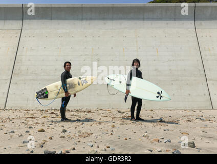 Japanische Surfer im kontaminierten Bereich nach der Daiichi Nuclear Power Plant Bestrahlung, Präfektur Fukushima, Tairatoyoma Strand, Japan Stockfoto