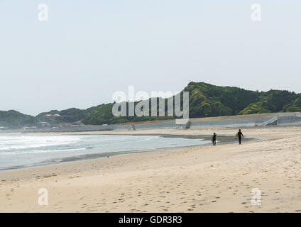 Japanische Surfer im kontaminierten Bereich nach der Daiichi Nuclear Power Plant Bestrahlung, Präfektur Fukushima, Tairatoyoma Strand, Japan Stockfoto