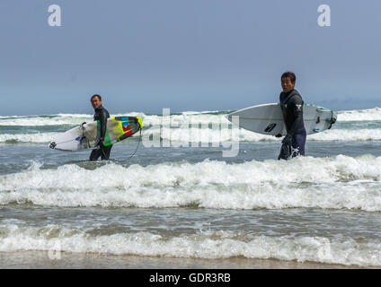 Japanische Surfer im kontaminierten Bereich nach der Daiichi Nuclear Power Plant Bestrahlung, Präfektur Fukushima, Tairatoyoma Strand, Japan Stockfoto