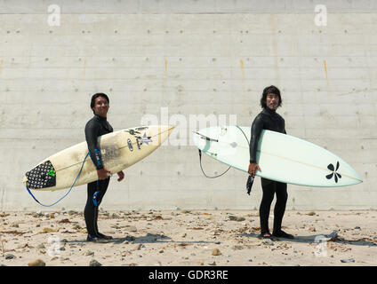 Japanische Surfer im kontaminierten Bereich nach der Daiichi Nuclear Power Plant Bestrahlung, Präfektur Fukushima, Tairatoyoma Strand, Japan Stockfoto