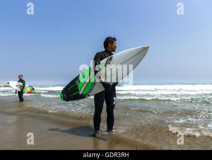 Japanische Surfer im kontaminierten Bereich nach der Daiichi Nuclear Power Plant Bestrahlung, Präfektur Fukushima, Tairatoyoma Strand, Japan Stockfoto