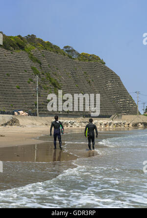 Japanische Surfer im kontaminierten Bereich nach der Daiichi Nuclear Power Plant Bestrahlung, Präfektur Fukushima, Tairatoyoma Strand, Japan Stockfoto