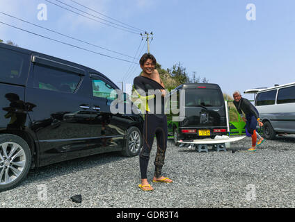 Japanische Surfer im kontaminierten Bereich nach der Daiichi Nuclear Power Plant Bestrahlung, Präfektur Fukushima, Tairatoyoma Strand, Japan Stockfoto