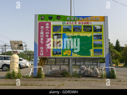 Strahlung Dosimeter platziert in einem stark belasteten Bereich in der Nähe eine Touristenkarte, Präfektur Fukushima, Naraha, Japan Stockfoto