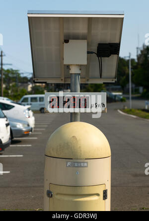 Strahlung Dosimeter platziert in einem stark belasteten Bereich nach der Daiichi Nuclear Power Plant Bestrahlung, Präfektur Fukushima, Naraha, Japan Stockfoto